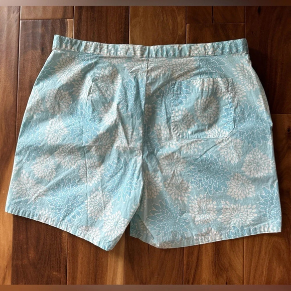 Lands’ End Blue & White Floral Shorts size 12 - Picture 2 of 4